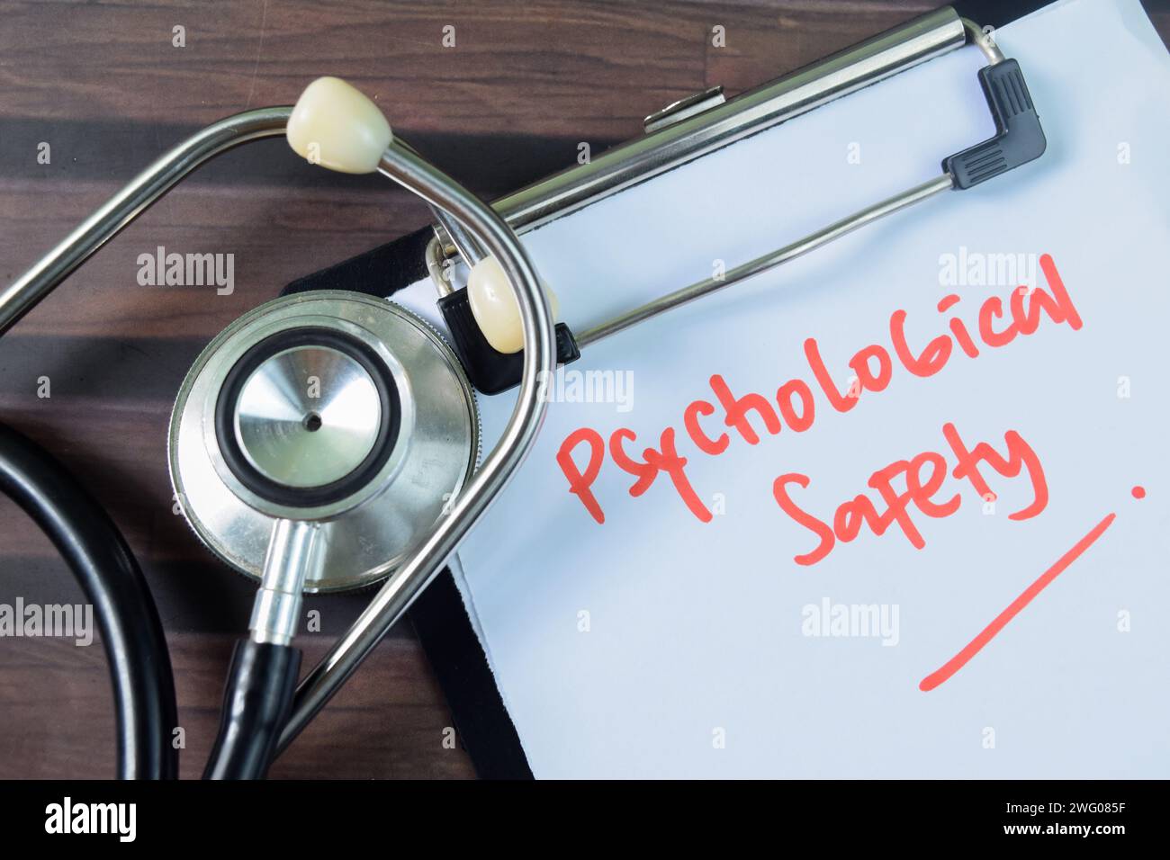 Concept de sécurité psychologique écrire sur la paperasse avec des mots-clés isolés sur fond de bois. Banque D'Images
