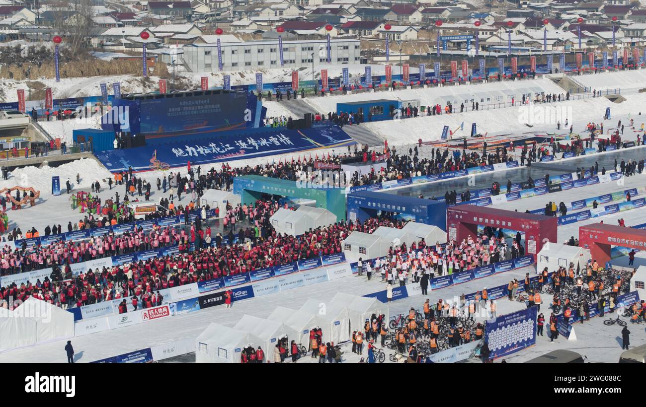 Les coureurs participent à la compétition de patinage lors du premier marathon de patinage sur glace de la rivière Jilin Songhua de Chine dans le comté de Jingyu, à Baishan City, au nord-est du CH Banque D'Images