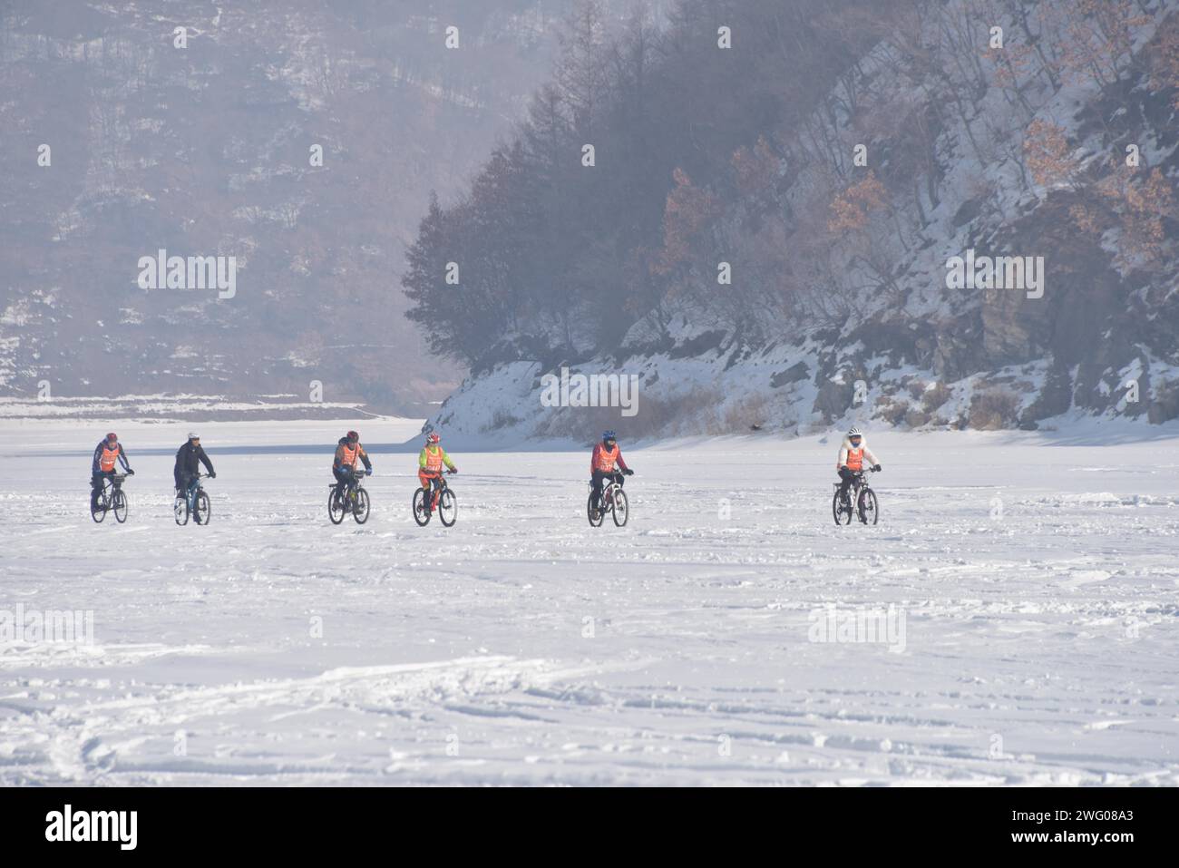 Les coureurs participent à la compétition de patinage lors du premier marathon de patinage sur glace de la rivière Jilin Songhua de Chine dans le comté de Jingyu, à Baishan City, au nord-est du CH Banque D'Images