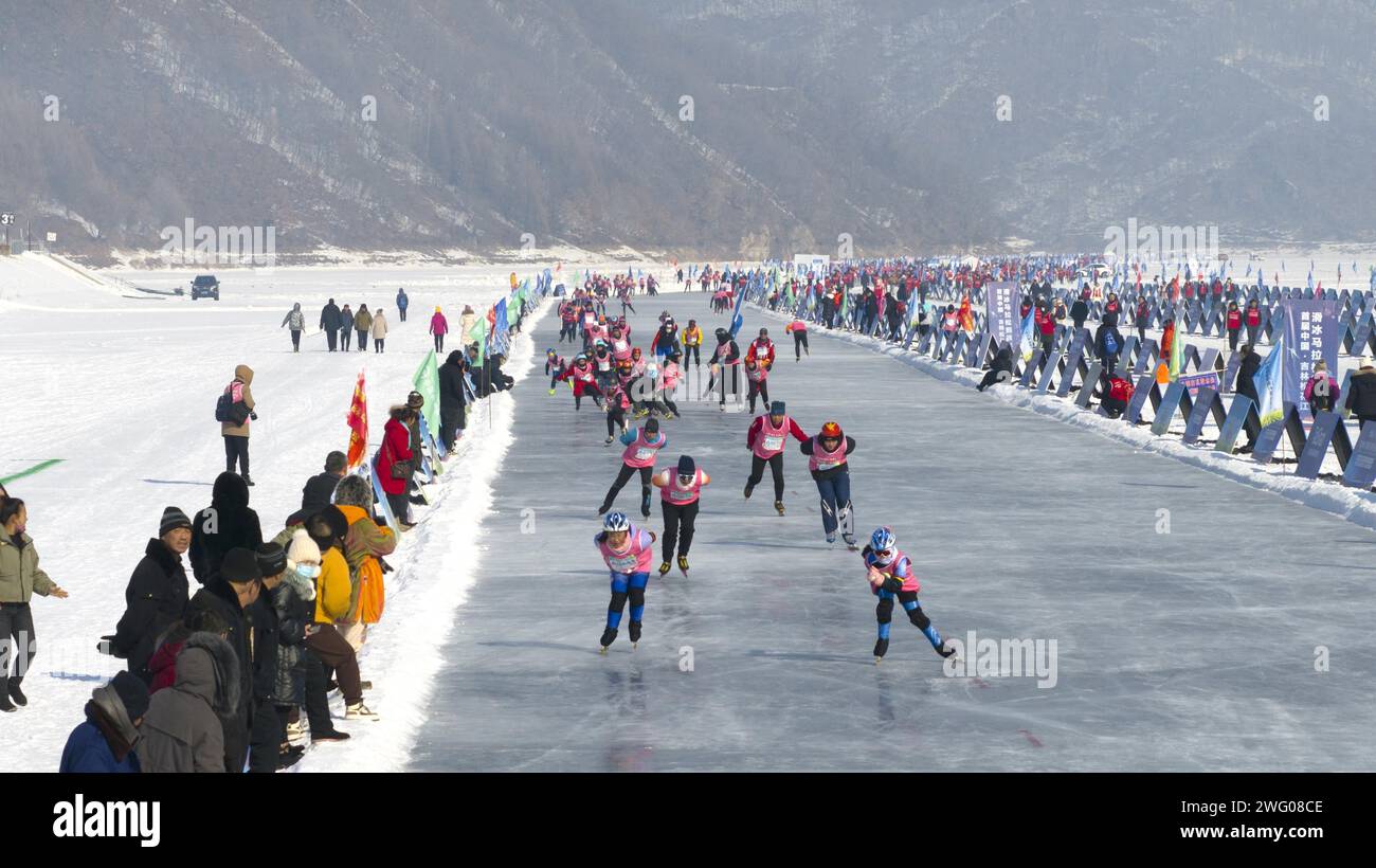 Les coureurs participent à la compétition de patinage lors du premier marathon de patinage sur glace de la rivière Jilin Songhua de Chine dans le comté de Jingyu, à Baishan City, au nord-est du CH Banque D'Images