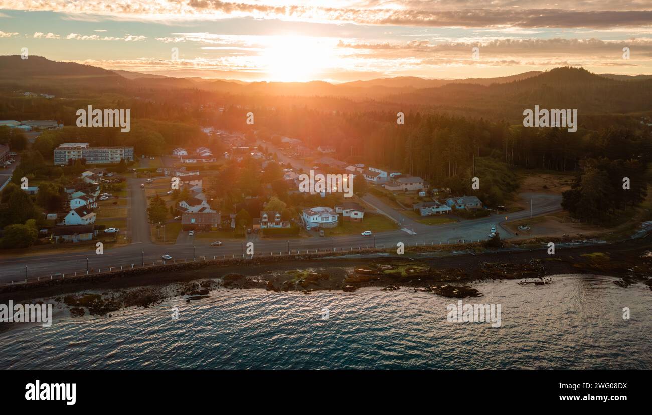 Coucher de soleil spectaculaire dans une petite ville sur la côte ouest de l'océan Pacifique. Port Hardy, Île de Vancouver, Colombie-Britannique, Canada. Banque D'Images
