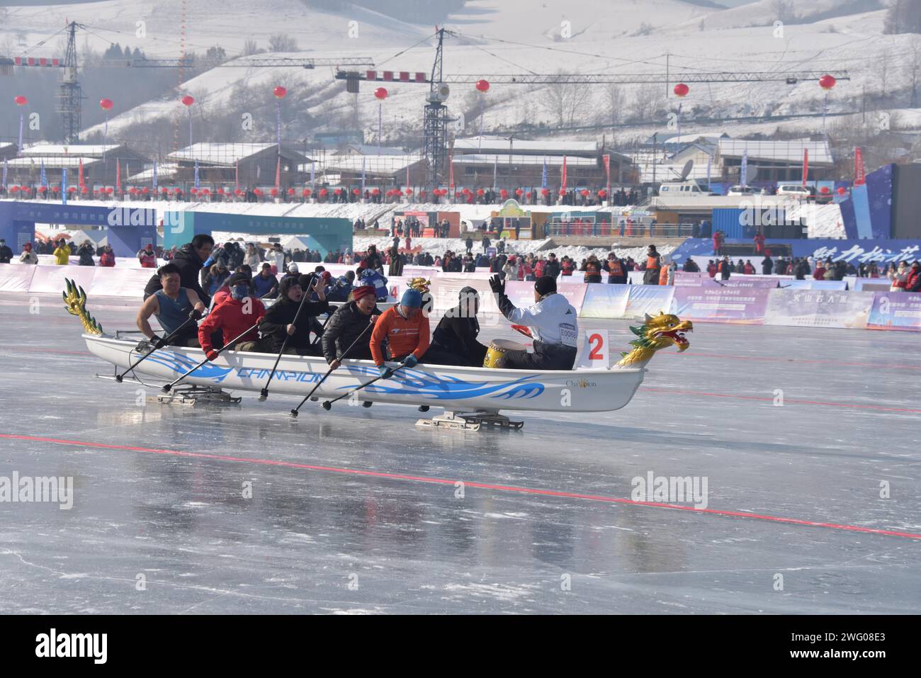 Les coureurs participent à la compétition de patinage lors du premier marathon de patinage sur glace de la rivière Jilin Songhua de Chine dans le comté de Jingyu, à Baishan City, au nord-est du CH Banque D'Images