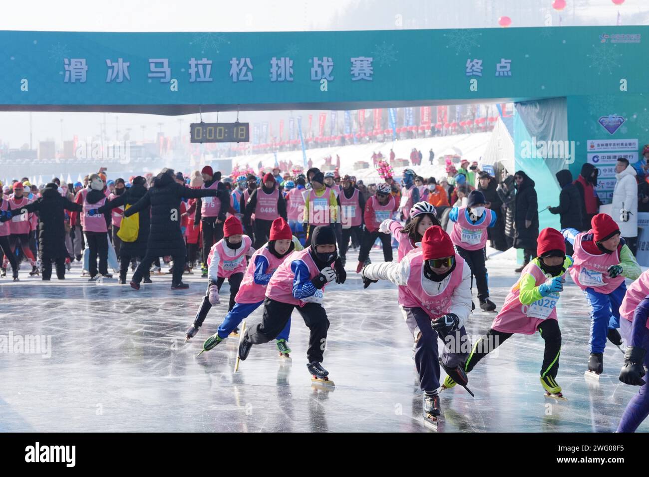 Les coureurs participent à la compétition de patinage lors du premier marathon de patinage sur glace de la rivière Jilin Songhua de Chine dans le comté de Jingyu, à Baishan City, au nord-est du CH Banque D'Images