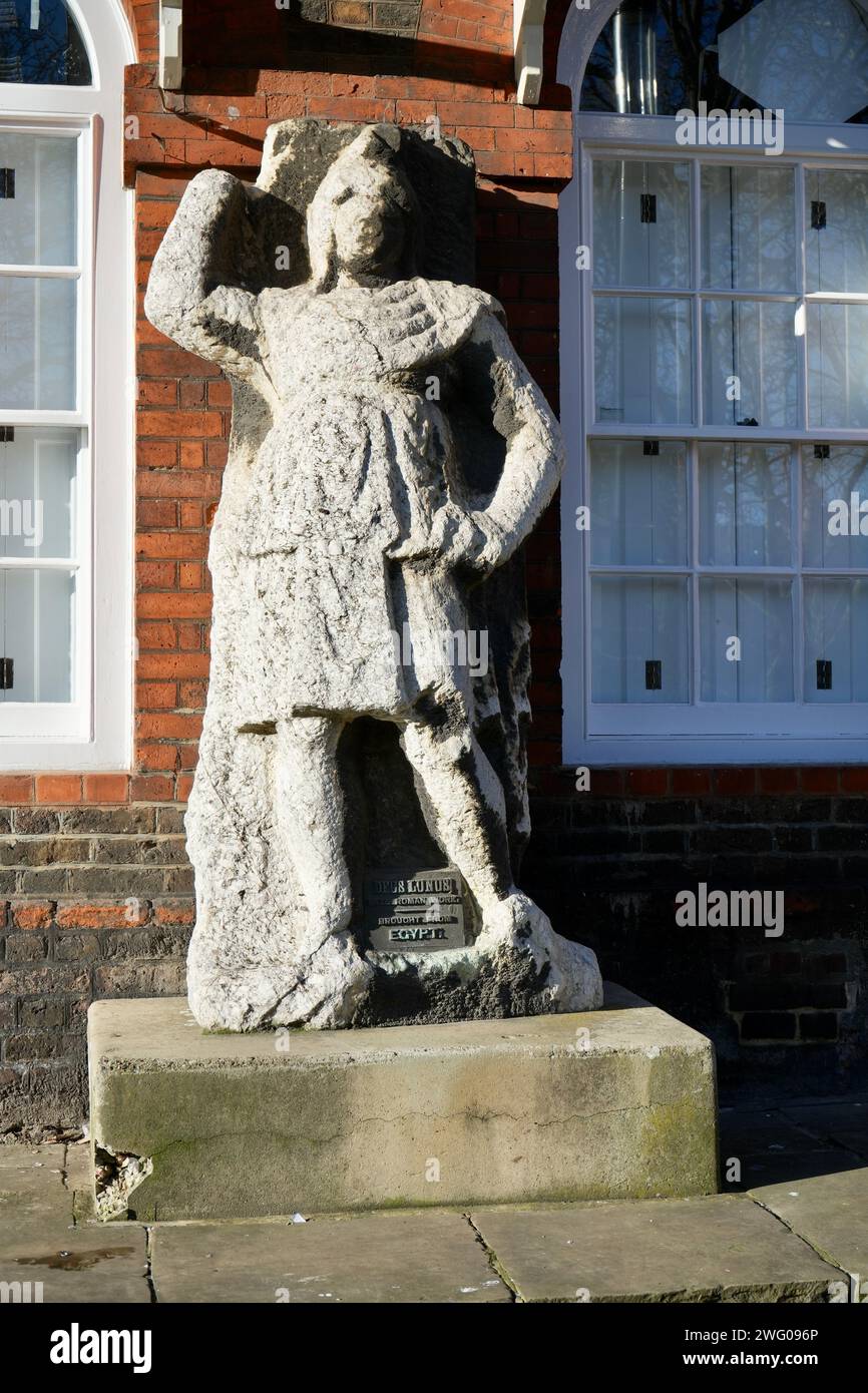 Statue de Deus Lunus, déterrée par les troupes britanniques à Alexandrie, en Égypte en 1801. Maintenant sur No 1 Street, Woolwich Arsenal, Woolwich, Londres, Royaume-Uni, 19 janvier 2024 Banque D'Images