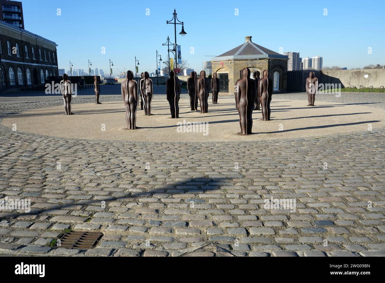 “Assembly” par le sculpteur Peter Burke à Woolwich Arsenal. Figurines masculines en acier moulé. Woolwich, Londres, Royaume-Uni, 19 janvier 2024. Banque D'Images
