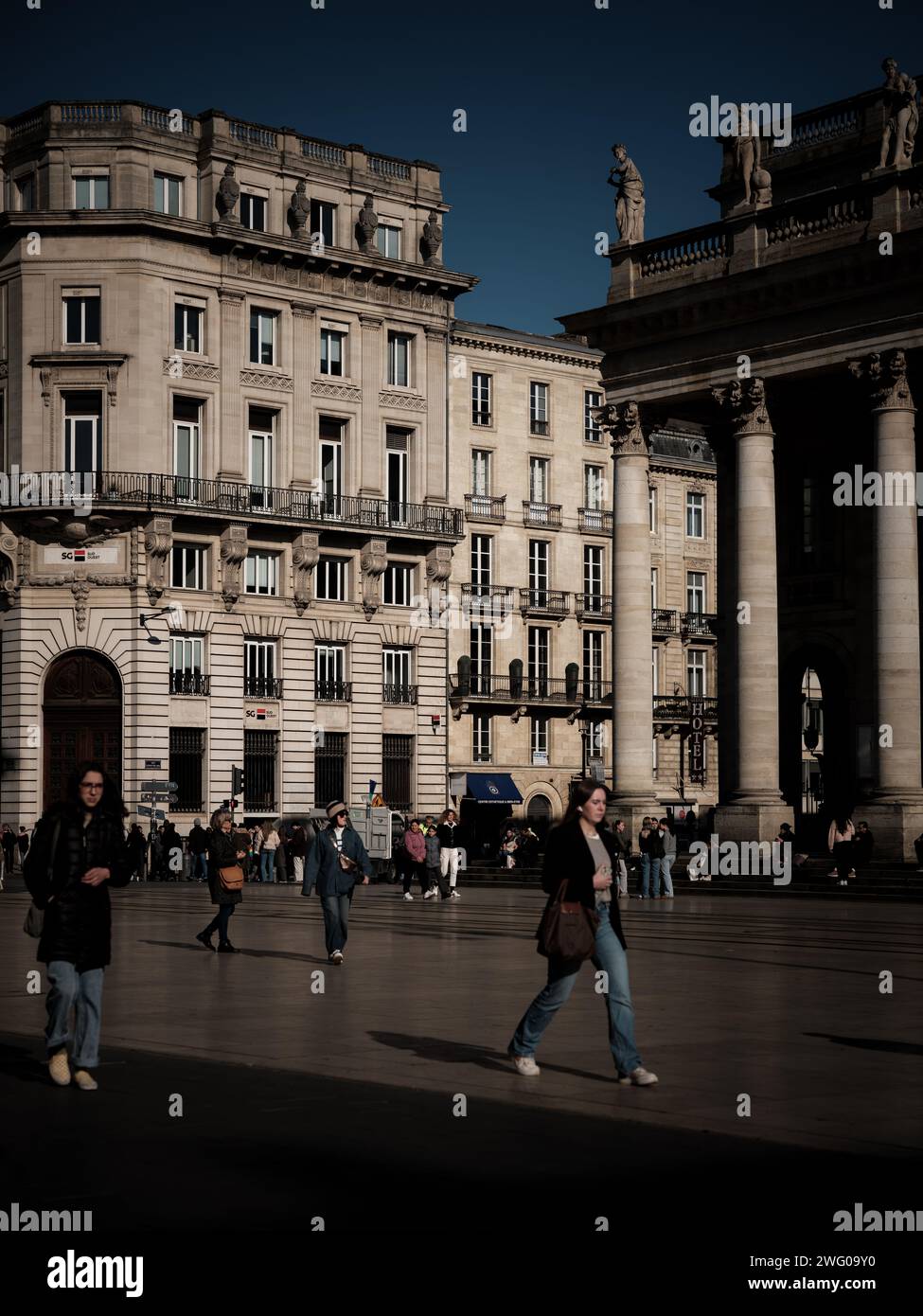 La vie quotidienne vue dans les rues de Bordeaux par une journée ensoleillée d'hiver. Connue comme la capitale mondiale du vin, Bordeaux est la 6e ville de France. Banque D'Images