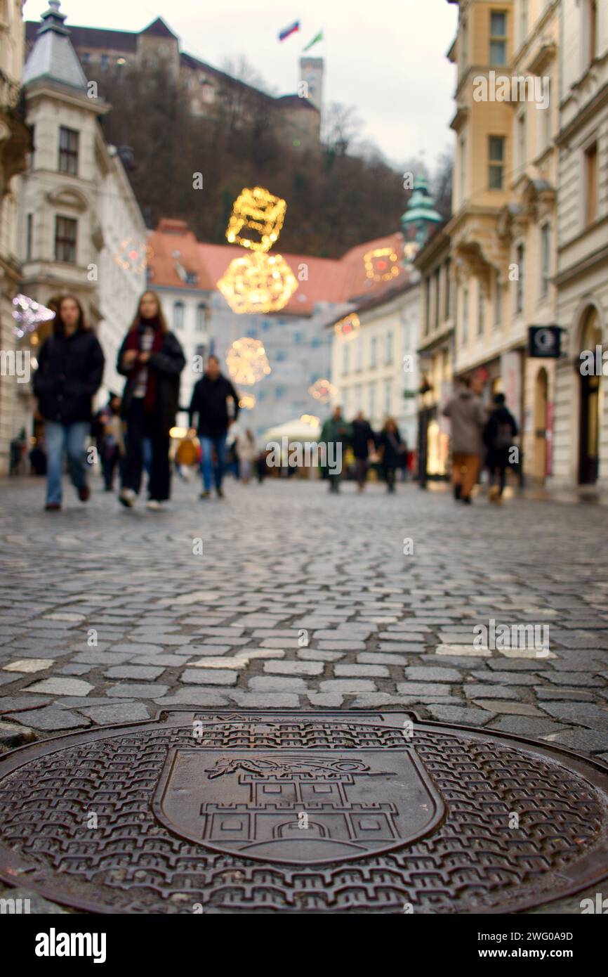Une vue du château de Ljubljana prise depuis les rues ci-dessous Banque D'Images