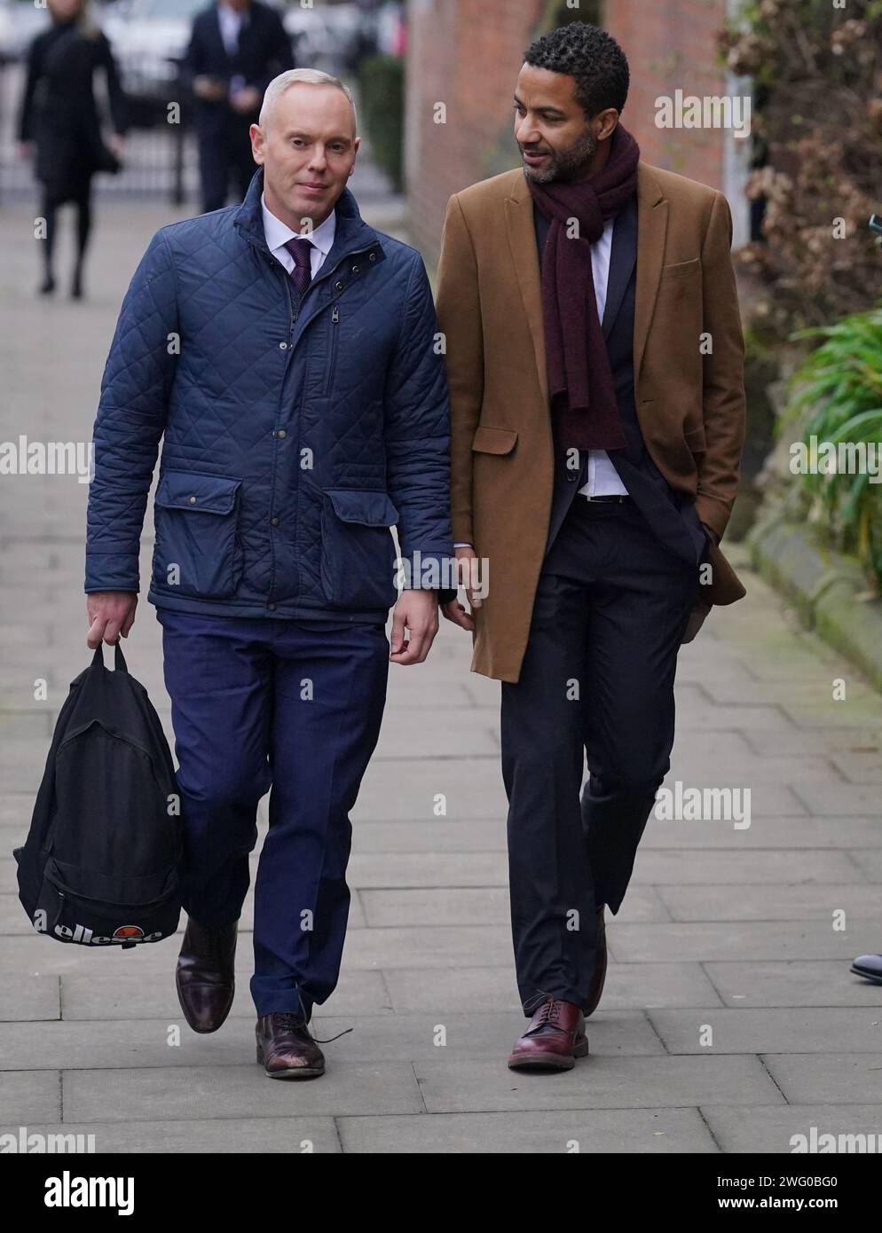 Rob Rinder (à gauche) et Sean Fletcher assistent aux funérailles de Derek Draper à l'église St Mary the Virgin à Primrose Hill, au nord-ouest de Londres. L’ancienne lobbyiste devenue psychologue et auteure, qui a épousé la présentatrice Kate Garraway en 2005, est décédée le mois dernier des suites de symptômes durables du coronavirus. Date de la photo : Vendredi 2 février 2024. Banque D'Images