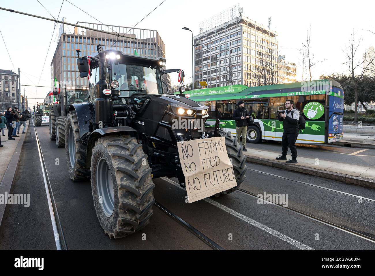 Milan, Italie - 1 février 2024 : des agriculteurs italiens manifestent avec des tracteurs contre les politiques agricoles de l'UE. Banque D'Images