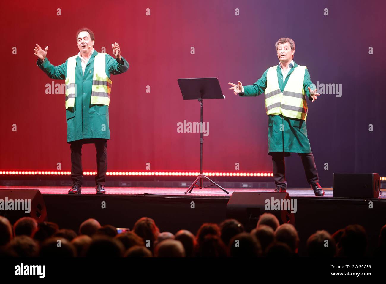 Limoges, France. 1 février 2024. Les Chevaliers du Fiel, duo comique français composé d’Éric carrière et Francis Ginibre, interprètent leur spectacle « les municipaux, la revanche » au Zénith de Limoges. Adorés, critiqués, enviés, pointés, visibles mais bien cachés, les employés municipaux sont devenus des stars grâce aux Chevaliers du Fiel. Dans ce tout nouvel épisode, les employés municipaux prennent leur destin en main pour devenir ce que personne n’aurait pu imaginer. Amour, réunions syndicales, apéritifs mortels, surprises, suspense et rires énormes. Limoges, haute-Vienne, Limousin, France, Europe. Banque D'Images