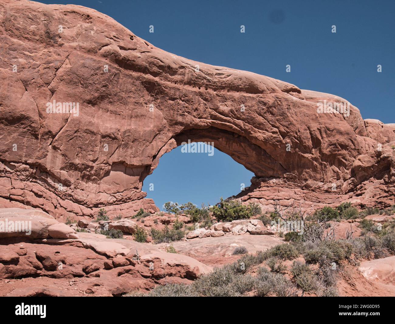 Une grande formation rocheuse avec une grande arche au milieu de celui-ci dans le parc national des Arches Banque D'Images