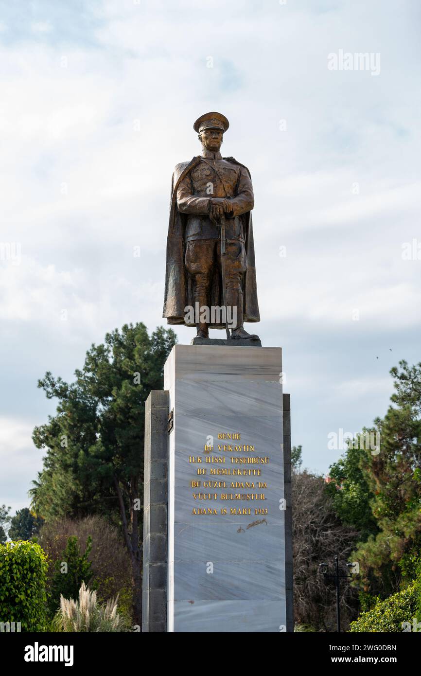 Adana, Turkiye - 25 janvier 2024 : statue en bronze de Mustafa Kemal Ataturk, le fondateur de la République moderne de Turkiye, parc Ataturk, Adana. Banque D'Images