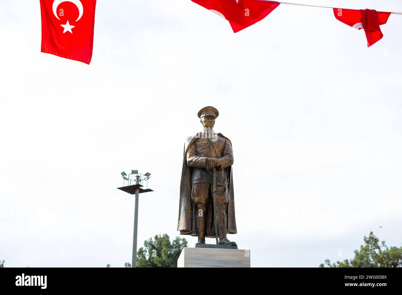 Adana, Turkiye - 25 janvier 2024 : statue en bronze de Mustafa Kemal Ataturk, le fondateur de la République moderne de Turkiye, parc Ataturk, Adana. Banque D'Images