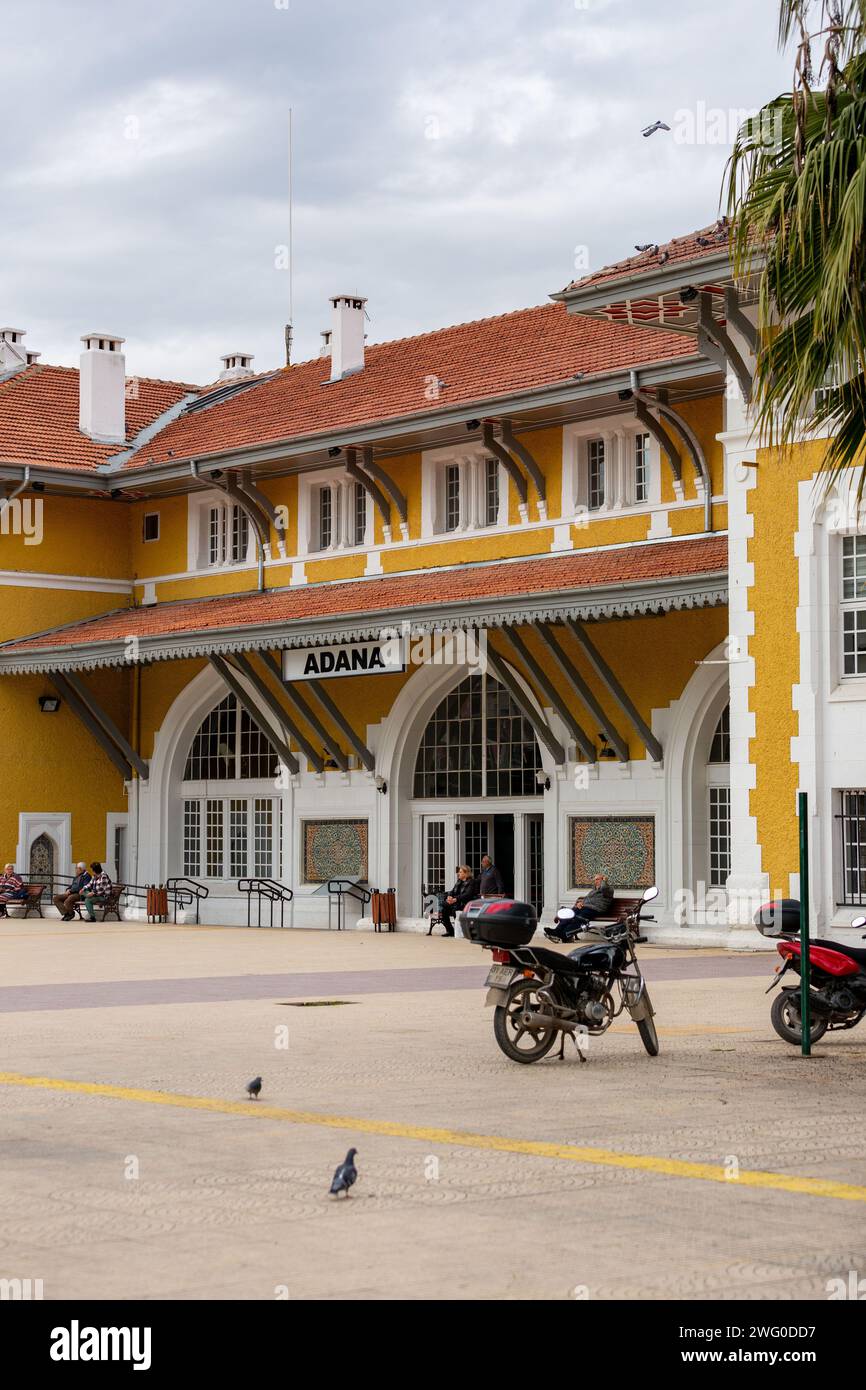 Adana, Turkiye - 25 janvier 2024 : vue extérieure de la gare centrale d'Adana, Turkiye. Banque D'Images