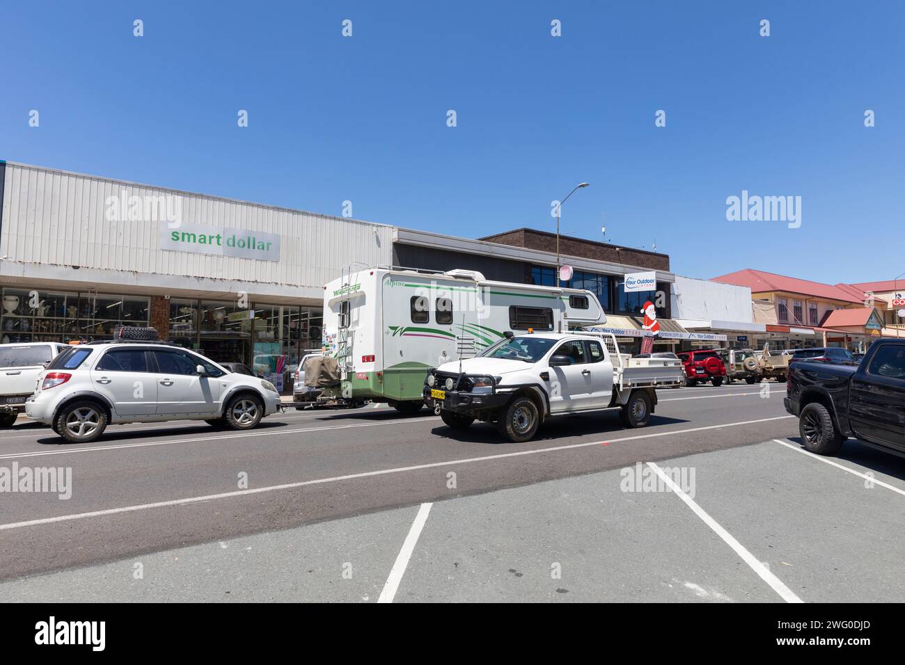 Centre-ville de Cooma en Australie, le camping-car winnebago tire une voiture dans le centre-ville, 2024. Banque D'Images
