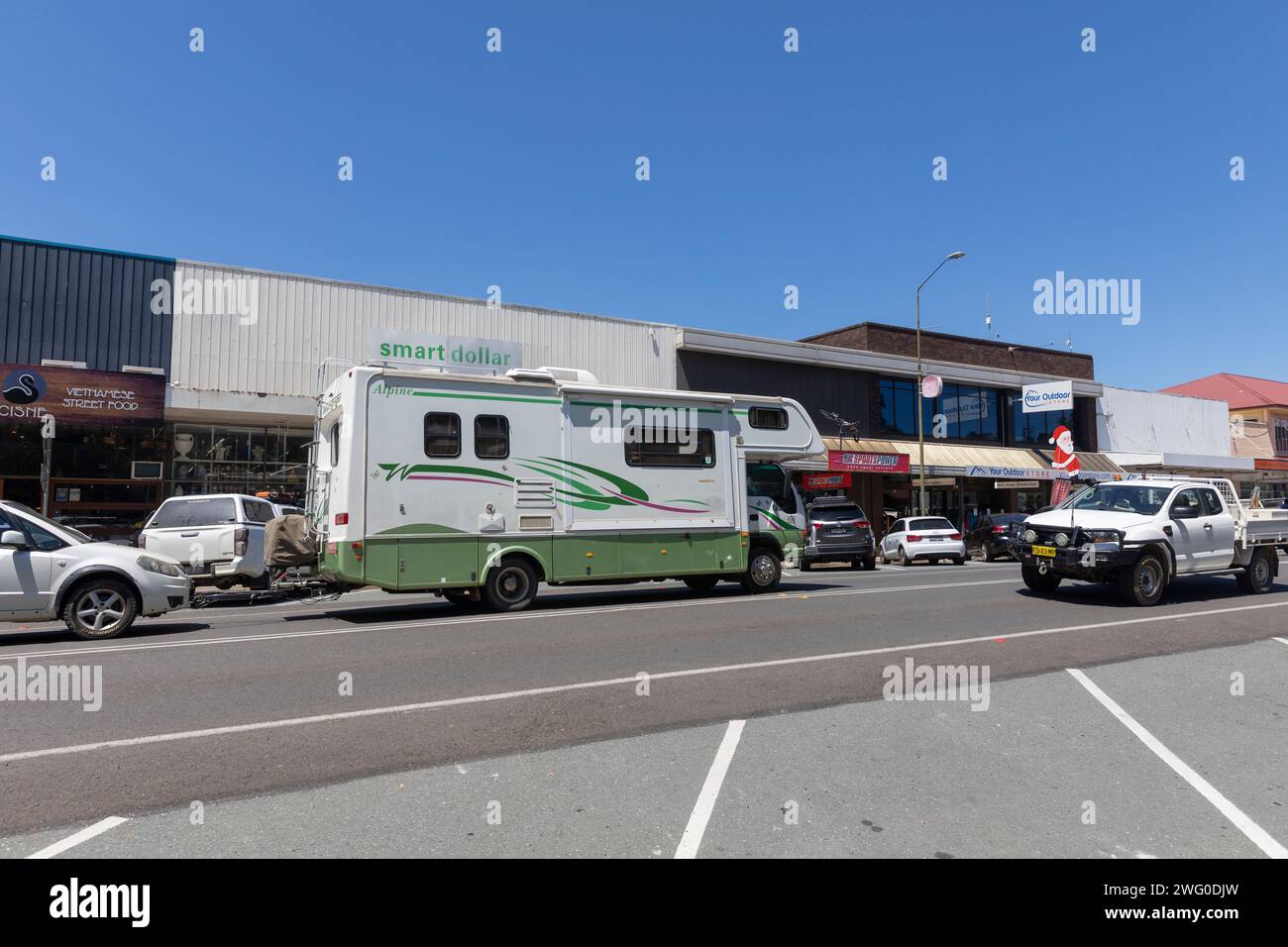 Centre-ville de Cooma en Australie, le camping-car winnebago tire une voiture dans le centre-ville, 2024. Banque D'Images