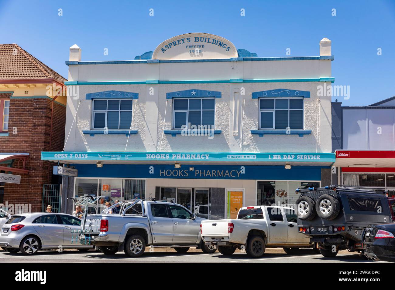 Centre-ville de Cooma, Cooma est connu comme la porte d'entrée des Snowy Mountains en Nouvelle-Galles du Sud, les bâtiments Aspreys sur Sharp Street et la pharmacie locale Banque D'Images
