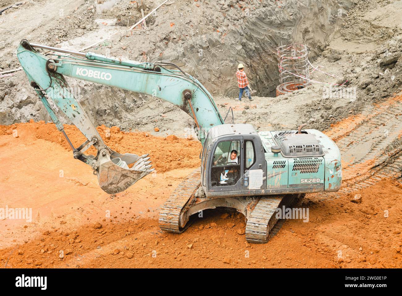 Excavatrice creusant la terre Banque D'Images