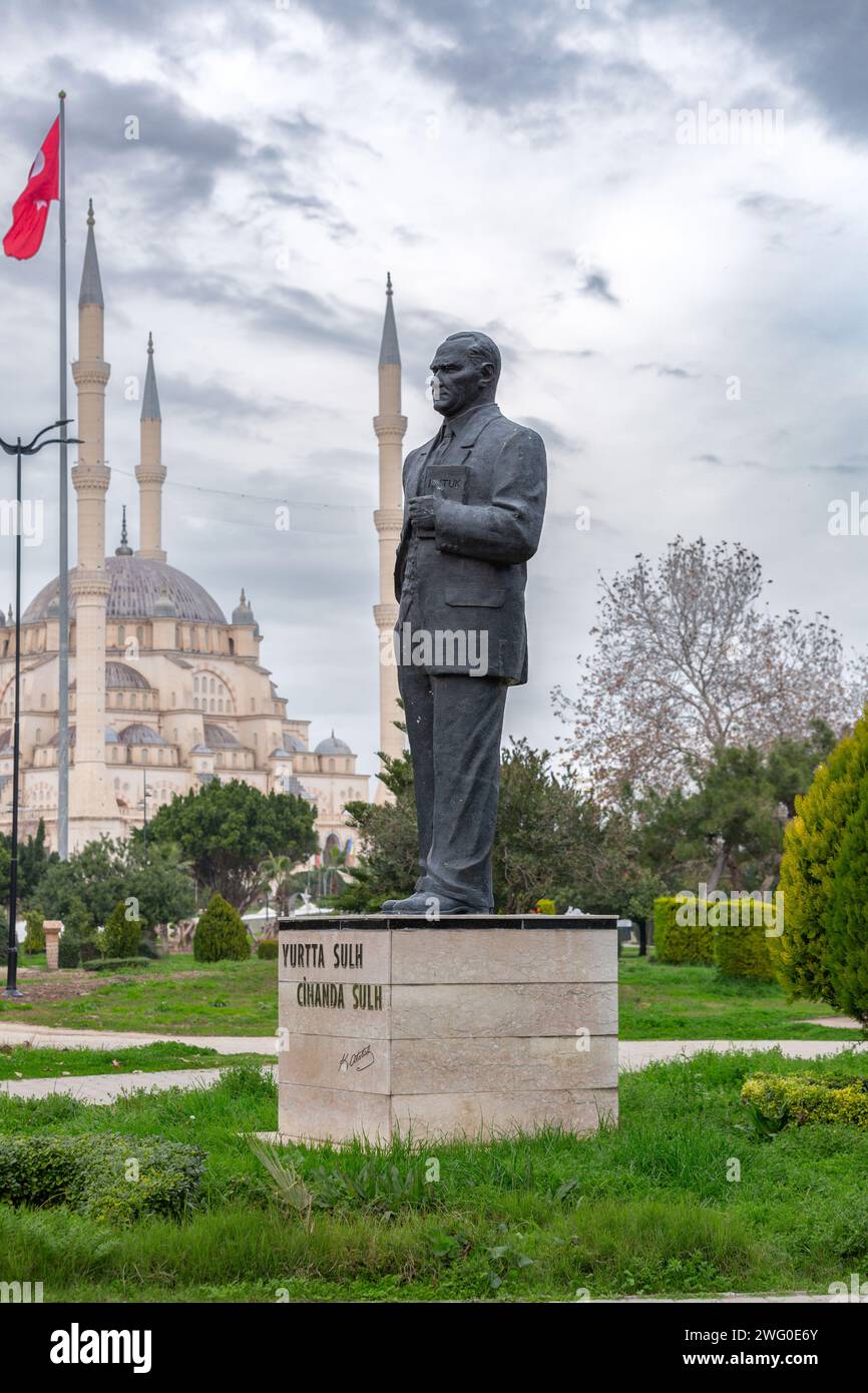 Adana, Turkiye - 25 janvier 2024 : statue de Mustafa Kemal Ataturk, fondateur de la République de Turkiye devant la mosquée centrale Sabanci à Adana Banque D'Images