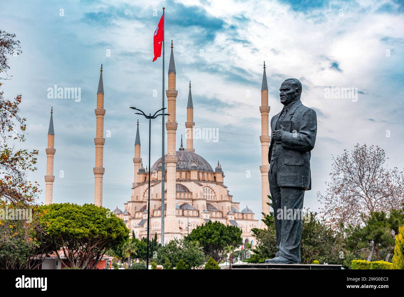 Adana, Turkiye - 25 janvier 2024 : statue de Mustafa Kemal Ataturk, fondateur de la République de Turkiye devant la mosquée centrale Sabanci à Adana Banque D'Images