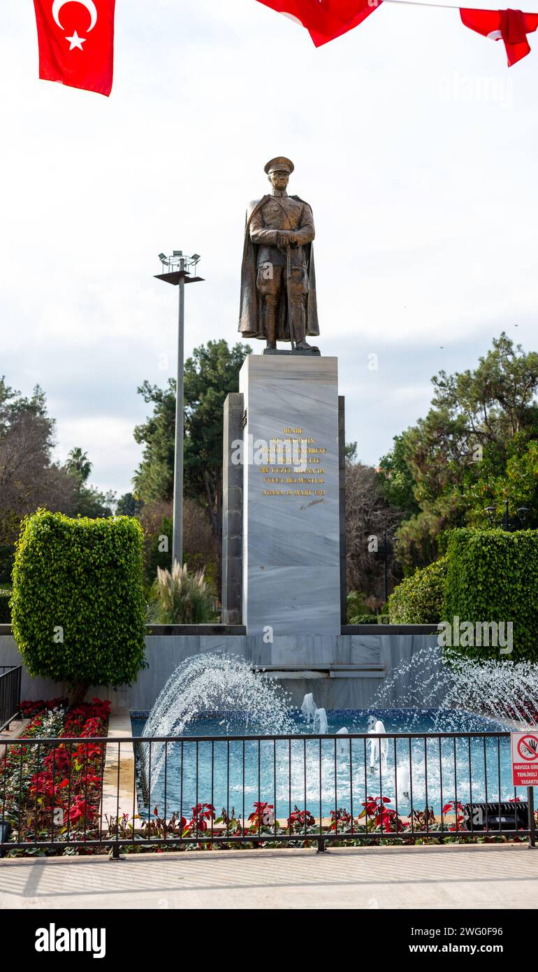 Adana, Turkiye - 25 janvier 2024 : statue en bronze de Mustafa Kemal Ataturk, le fondateur de la République moderne de Turkiye, parc Ataturk, Adana. Banque D'Images