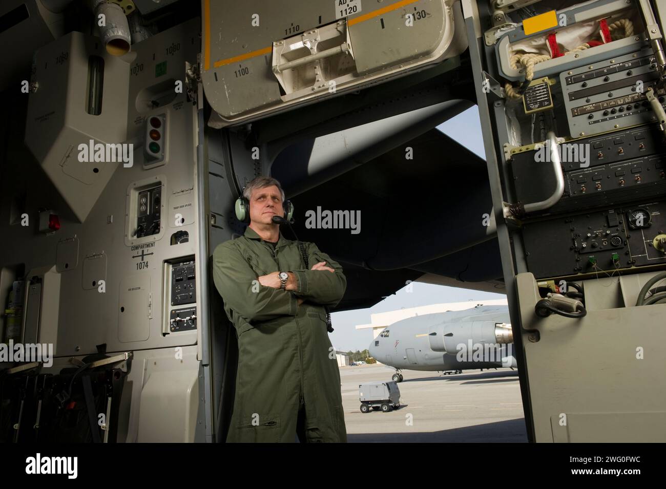 Un maître de chargement de l'US Air Force se tient dans la porte de la troupe qui surplombe la ligne de vol. Banque D'Images