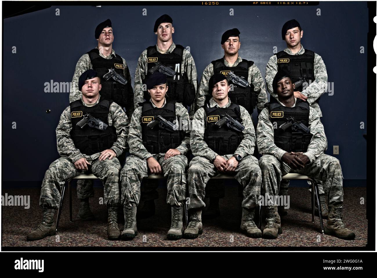 Un groupe Air Force Security Forces Airman en uniforme s'assoit pour un portrait. Banque D'Images