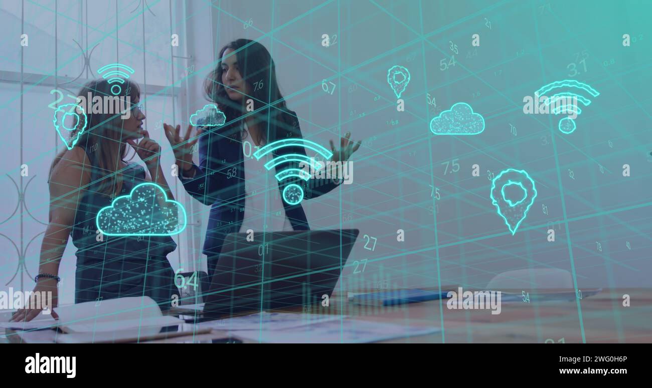 Image du traitement des données avec des icônes wifi et cloud sur divers hommes d'affaires au bureau Banque D'Images