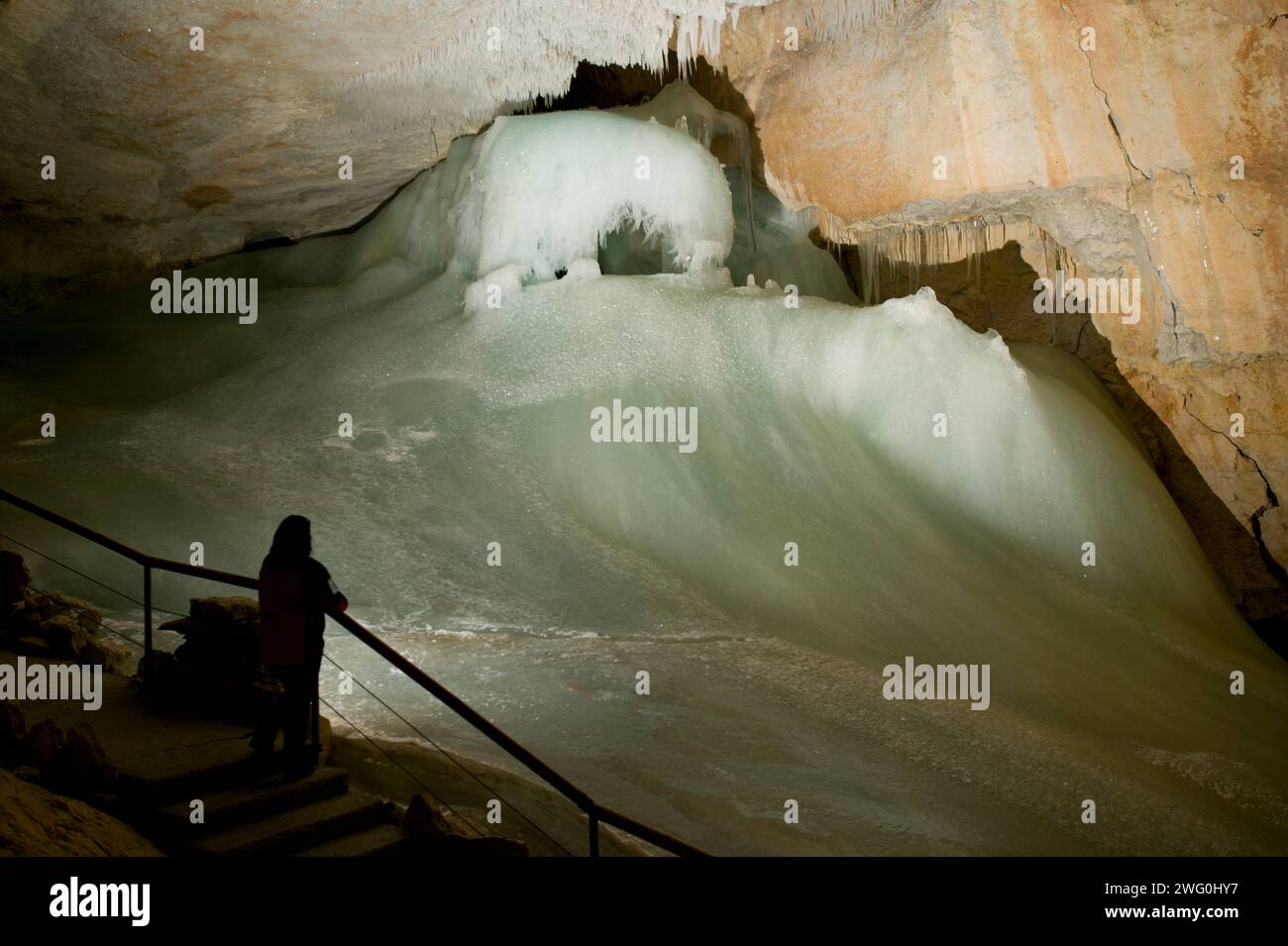 A les visiteurs s'arrêtent pour admirer les chutes de glace dans les grottes de glace de Dachstein près d'Obertraun, en Autriche. Banque D'Images