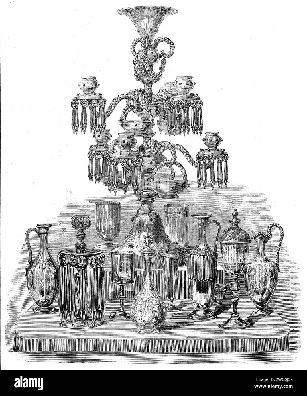 L'exposition internationale : Groupe de verre par Powell and Sons, 1862. "Dans la mémoire de beaucoup de nos lecteurs, l'art a été appliqué presque exclusivement à la décoration d'œuvres pour les classes les plus riches, mais maintenant il est ramené dans des choses pour l'usage commun, et nous sommes invités à choisir parmi des articles de beauté produits à des prix qui les mettent à la portée des masses de nos acheteurs...[Powell and Sons, des Whitefriars] ont été consacrés à la production de ce matériau [verre] depuis plus de cent cinquante ans... l'objet principal... est une pièce maîtresse, de manière à servir Banque D'Images