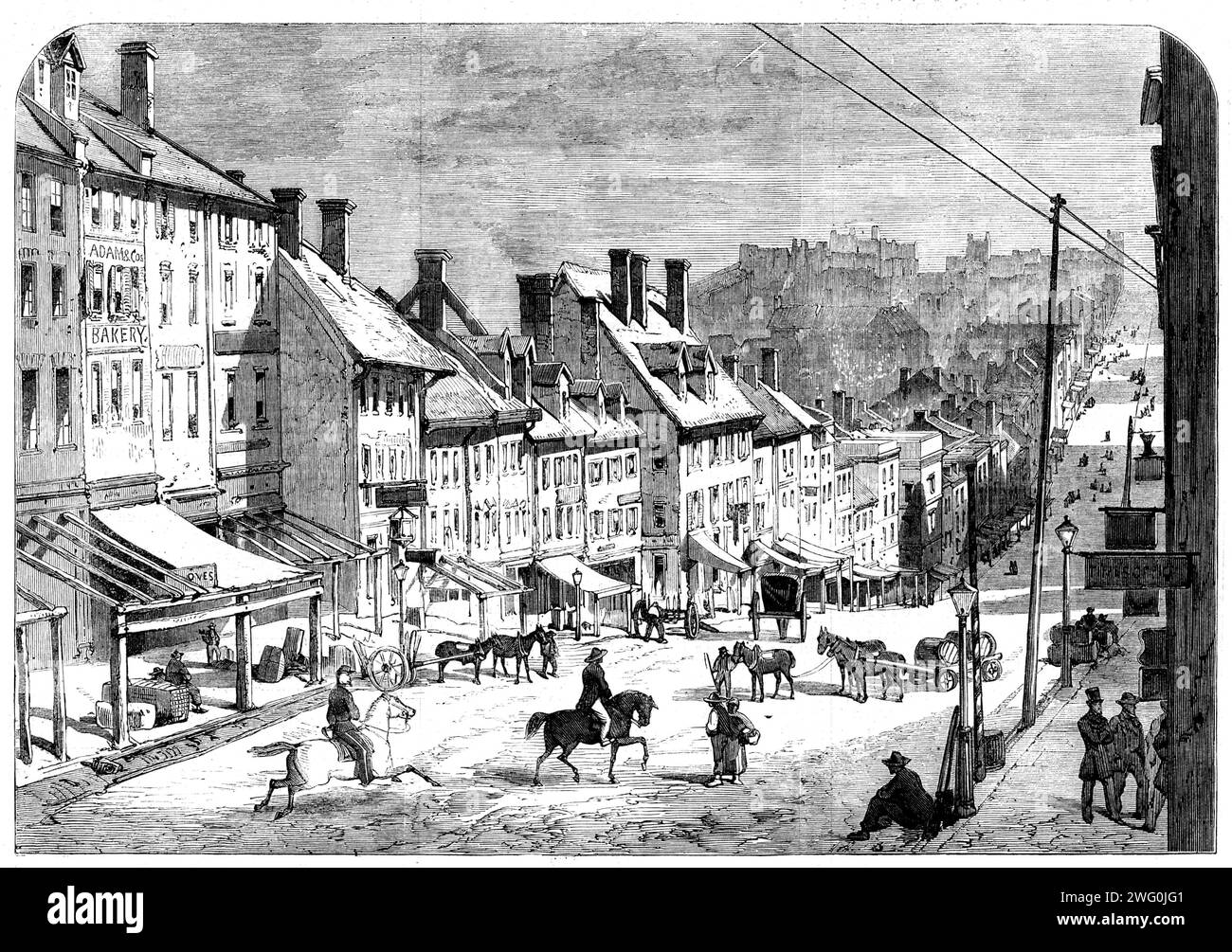 The civil War in America : High-Street, Richmond, Virginie, 1862. D'après un croquis d'Eyre Crowe. « Cette rue se traîne de façon pittoresque d'un côté d'une colline à l'autre. Les magasins sont d'un caractère strictement utilitaire, avec rien de prétentieux à leur sujet. Les poteaux qui s'étendent sur toute la largeur du couloir sont destinés, pendant les chaleurs estivales, à protéger la chaise longue du soleil cloquant. De loin le plus grand objet de curiosité pour les visiteurs européens à Richmond est la petite rue qui va à angle droit avec High-Street, et sur le côté gauche. Il est appelé Wall-Street : In Banque D'Images