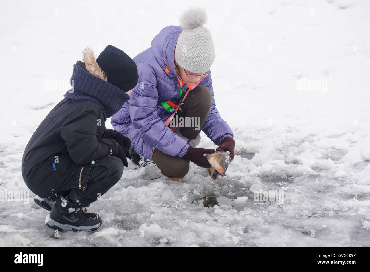 Les enfants relâchent leurs poissons sur la rivière Banque D'Images