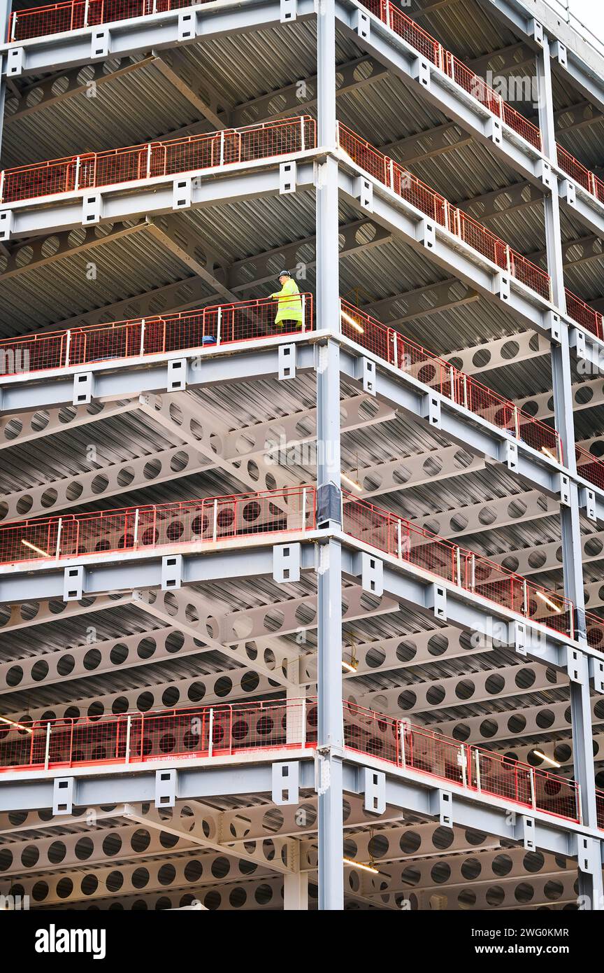 Ingénieur à l'étage supérieur du chantier de construction du bâtiment portant des vêtements de sécurité Banque D'Images