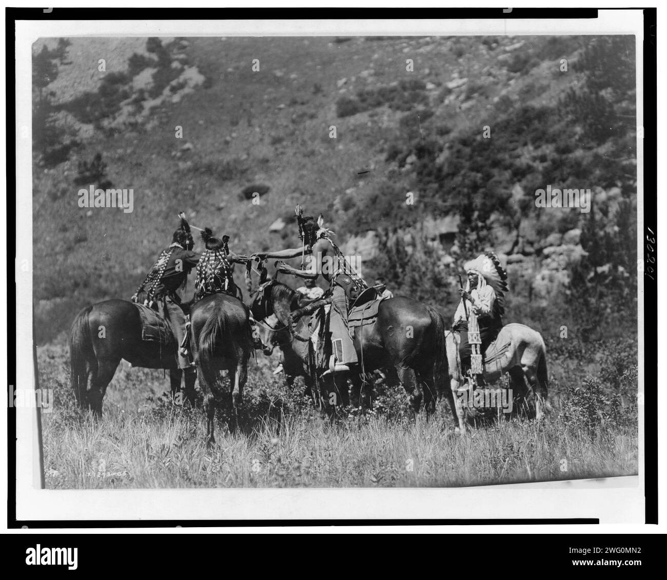 Un échange, c1905. Crow hommes à cheval apparemment impliqués dans un échange. Banque D'Images Un échange, c1905. Crow hommes à cheval apparemment impliqués dans un échange. Banque D'Images