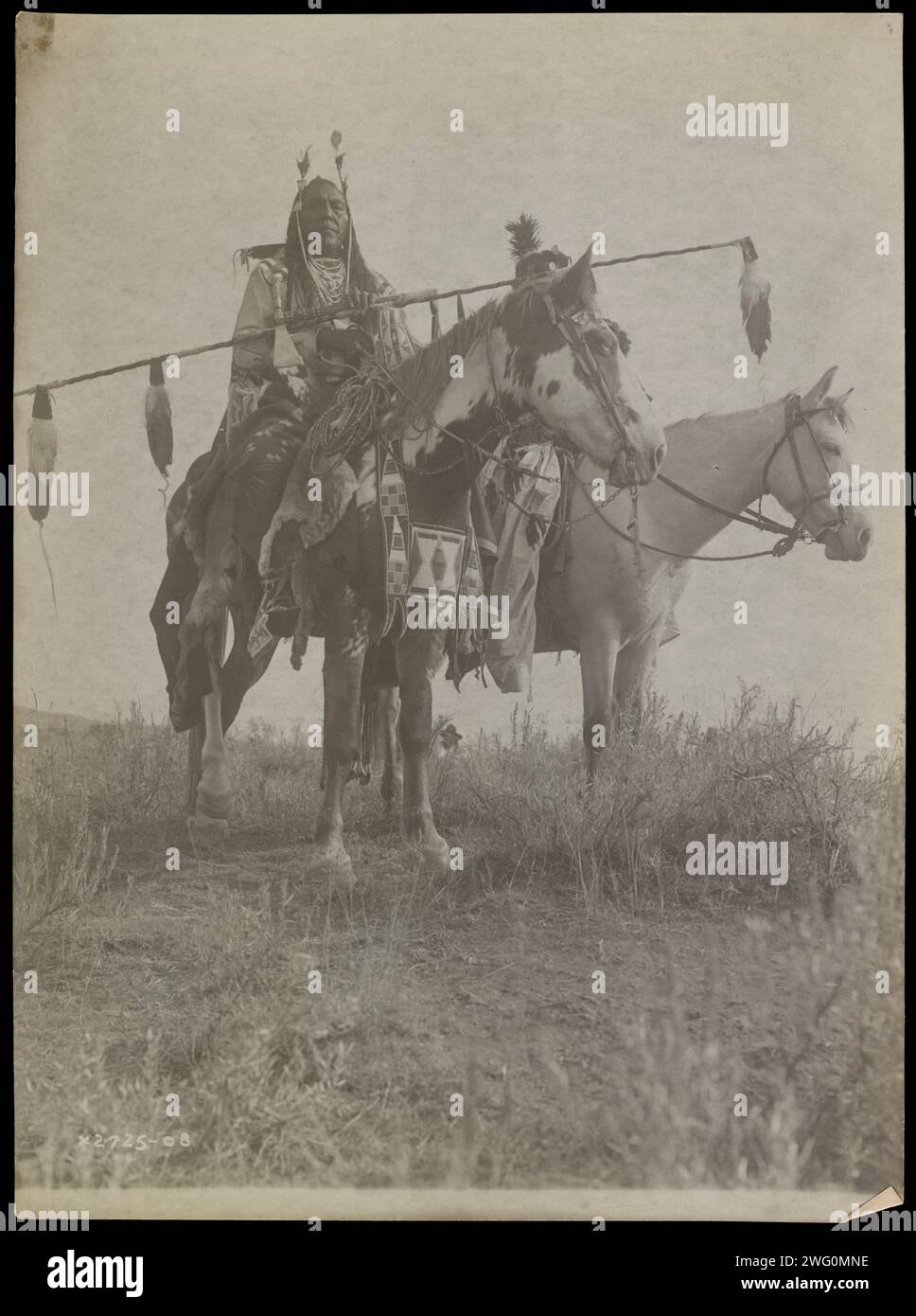 Criers de village à cheval, oiseau au sol et fer à fourche, Indiens Crow, Montana, c1908. Banque D'Images Criers de village à cheval, oiseau au sol et fer à fourche, Indiens Crow, Montana, c1908. Banque D'Images