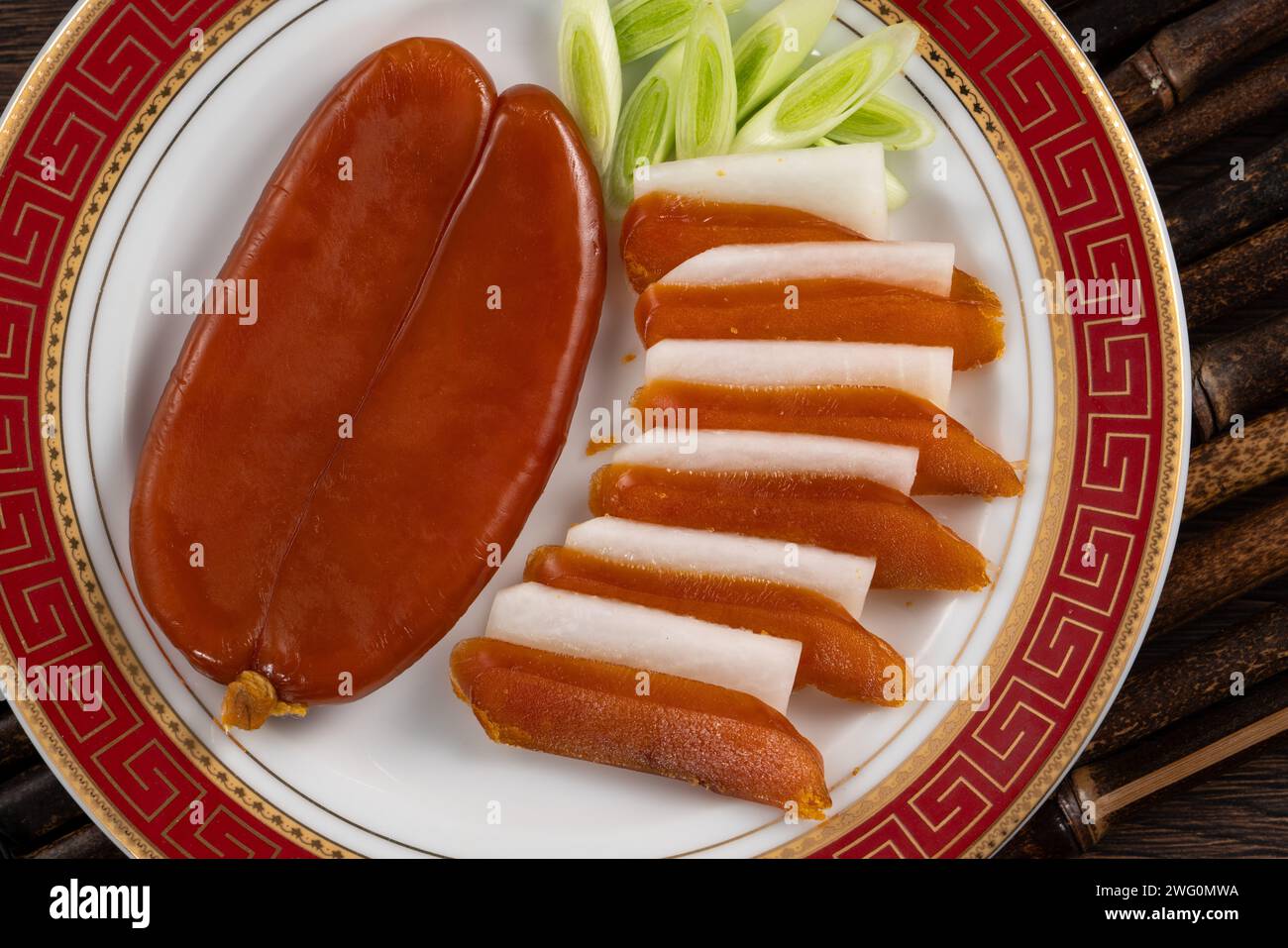 Délicieux rouilles fraîches avec tranches de radis blanc et germe d'ail pour la lunaire chinoise boîte à panier cadeau du nouvel an, fête des fêtes. Banque D'Images