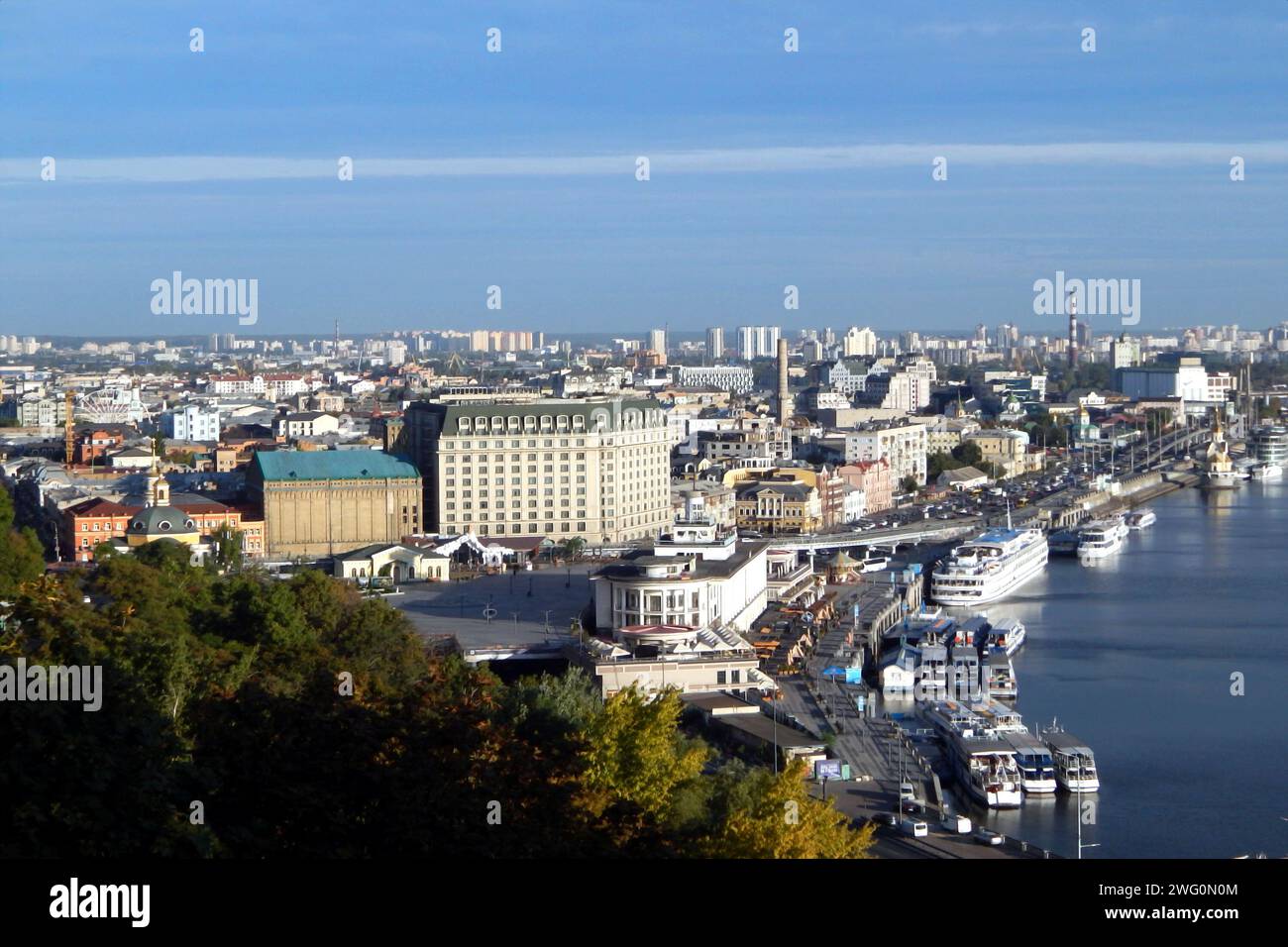 Kiev. Région de Kiev. Ukraine. 09.16.2019. Il y a des bateaux à vapeur près de la jetée, vous pouvez voir la rivière et les bâtiments de la ville. Banque D'Images