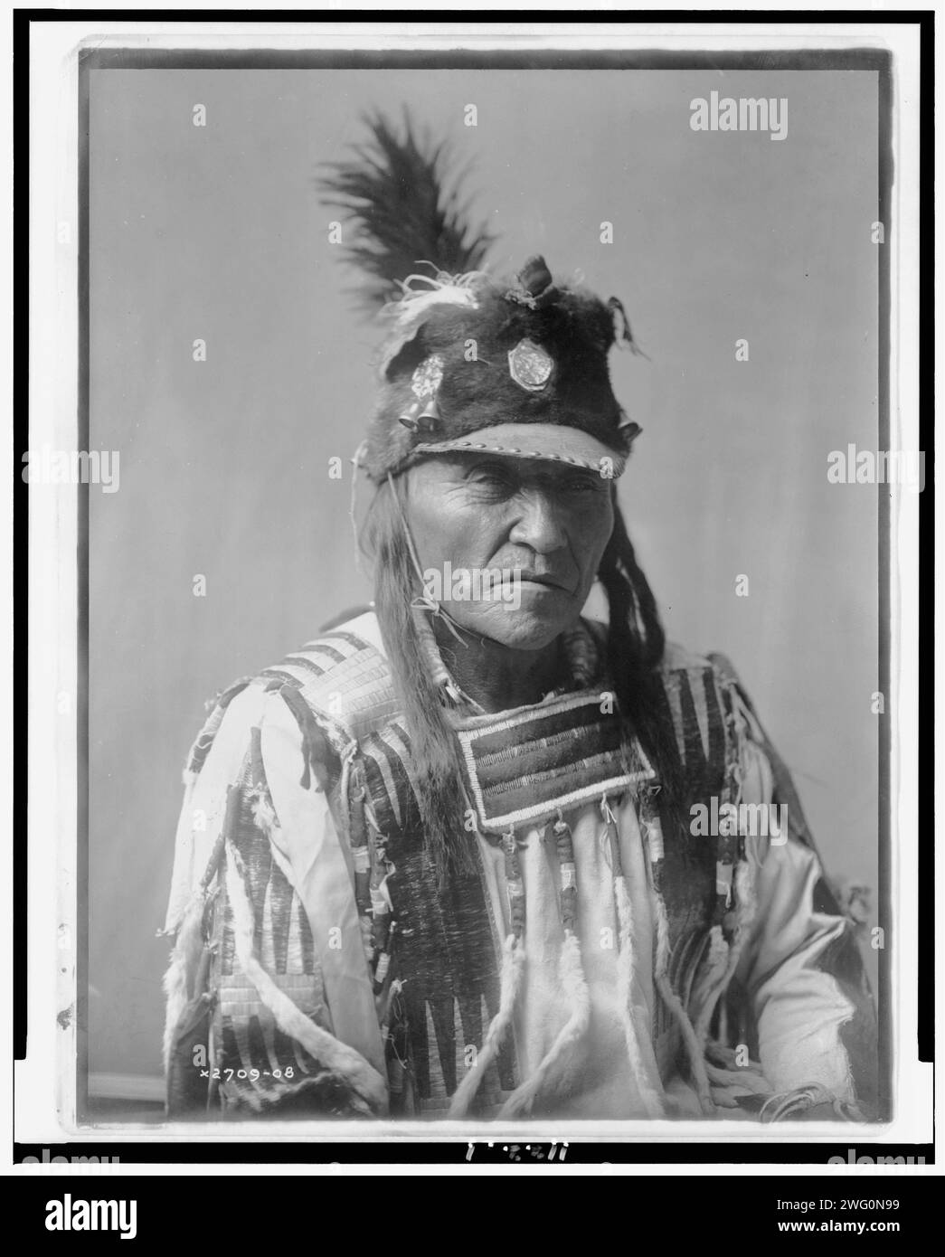 Forked Iron, c1908. Portrait tête et épaules de Crow Man. Banque D'Images Forked Iron, c1908. Portrait tête et épaules de Crow Man. Banque D'Images