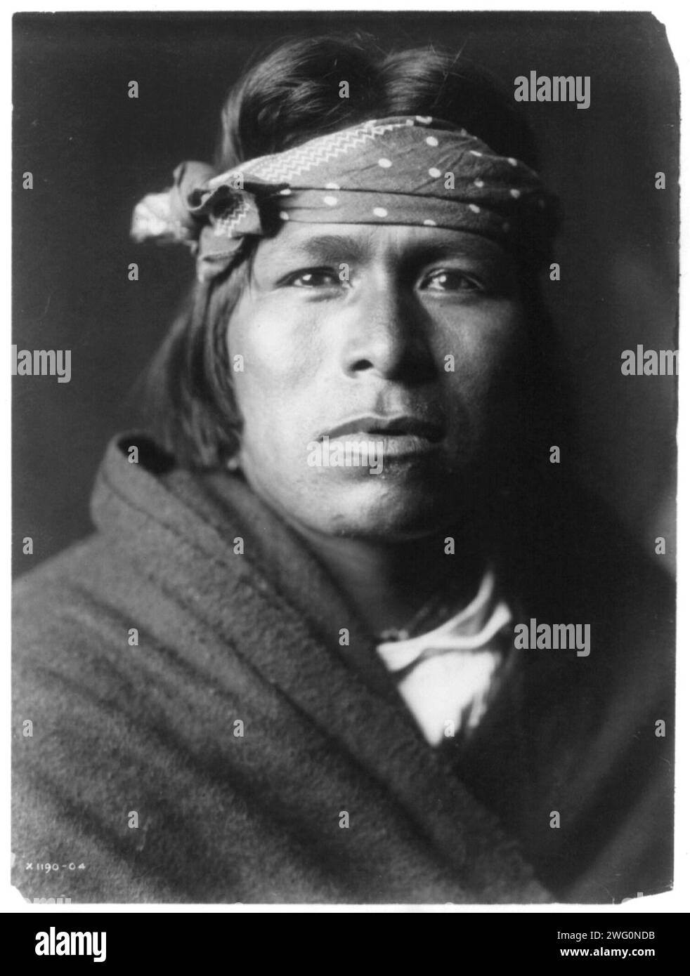 Un homme Acoma, c1905. Homme Acoma, portrait tête et épaules, face avant. Banque D'Images