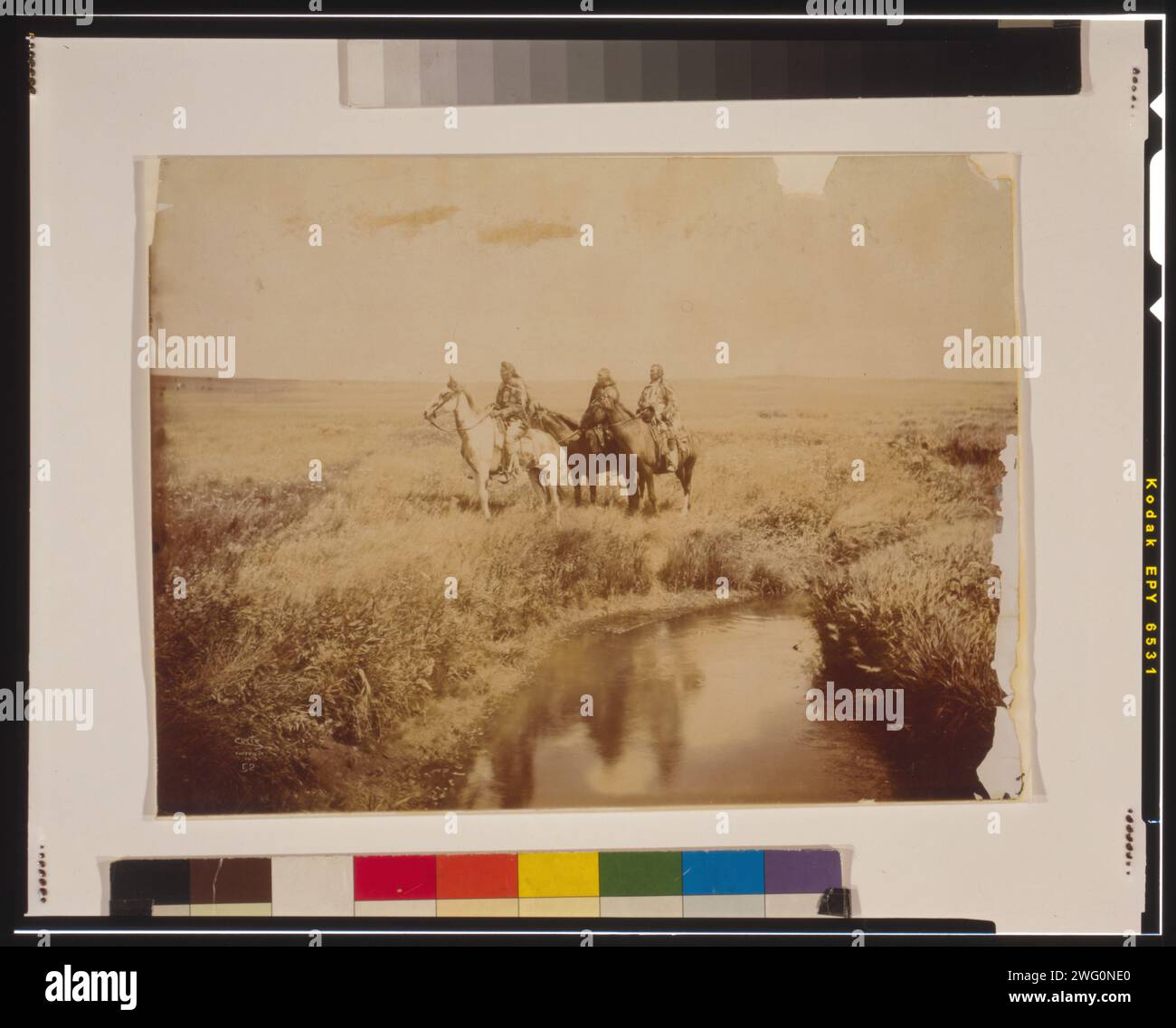 Les trois chefs-Piegan, c1900. Trois hommes Piegan à cheval dans les prairies ouvertes près de l'étang. Banque D'Images