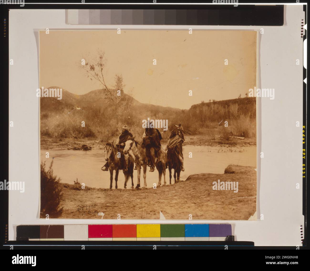 Au ford-Apache, c1903. Quatre Apache à cheval au bord d'un ruisseau. Banque D'Images Au ford-Apache, c1903. Quatre Apache à cheval au bord d'un ruisseau. Banque D'Images