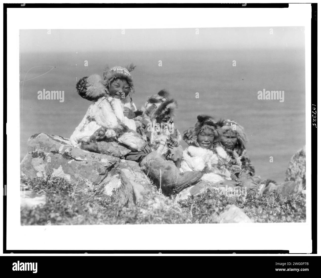Quatre enfants Eskimo, au bord de la falaise, en costume de vacances, Nunivak, Alaska, c1929. Banque D'Images