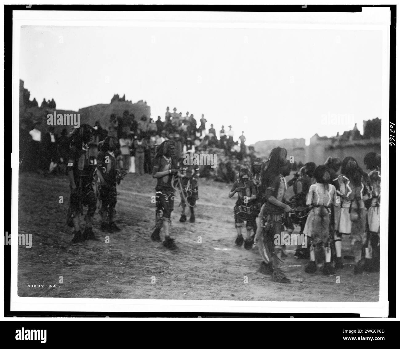 Oraibi Snake dance, 1904, c1905. Indiens Hopi, Arizona, en cérémonie de serpent, avec pueblo et spectateurs en arrière-plan. Banque D'Images