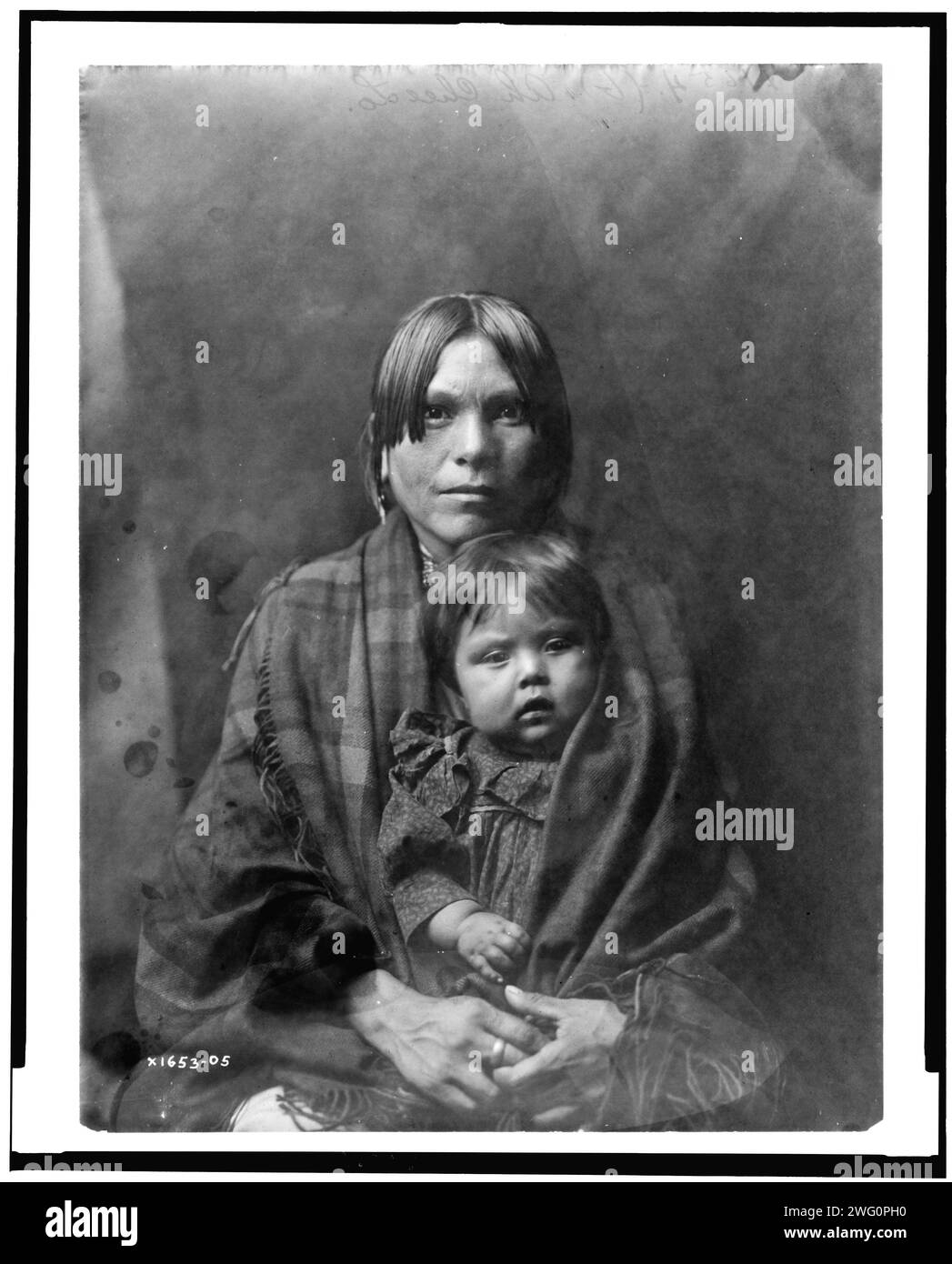 Bébé et parent, c1905. Portrait demi-longueur de la mère et de l'enfant face à l'avant. Banque D'Images