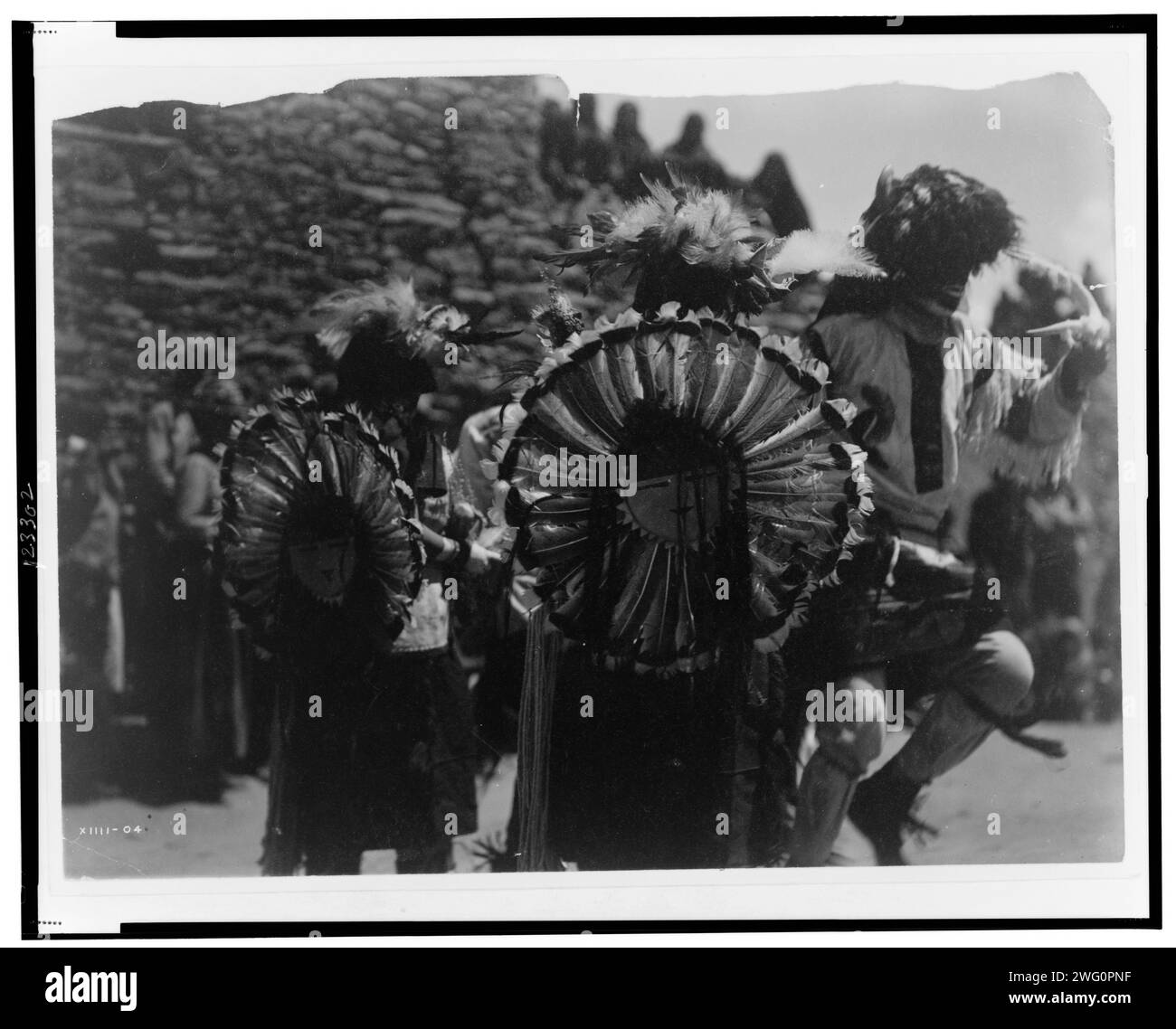 Buffalo Dancers, c1905. Danseurs costumés portant des boussoles de danse de Tewa Sun god faites de plumes de dinde. Banque D'Images
