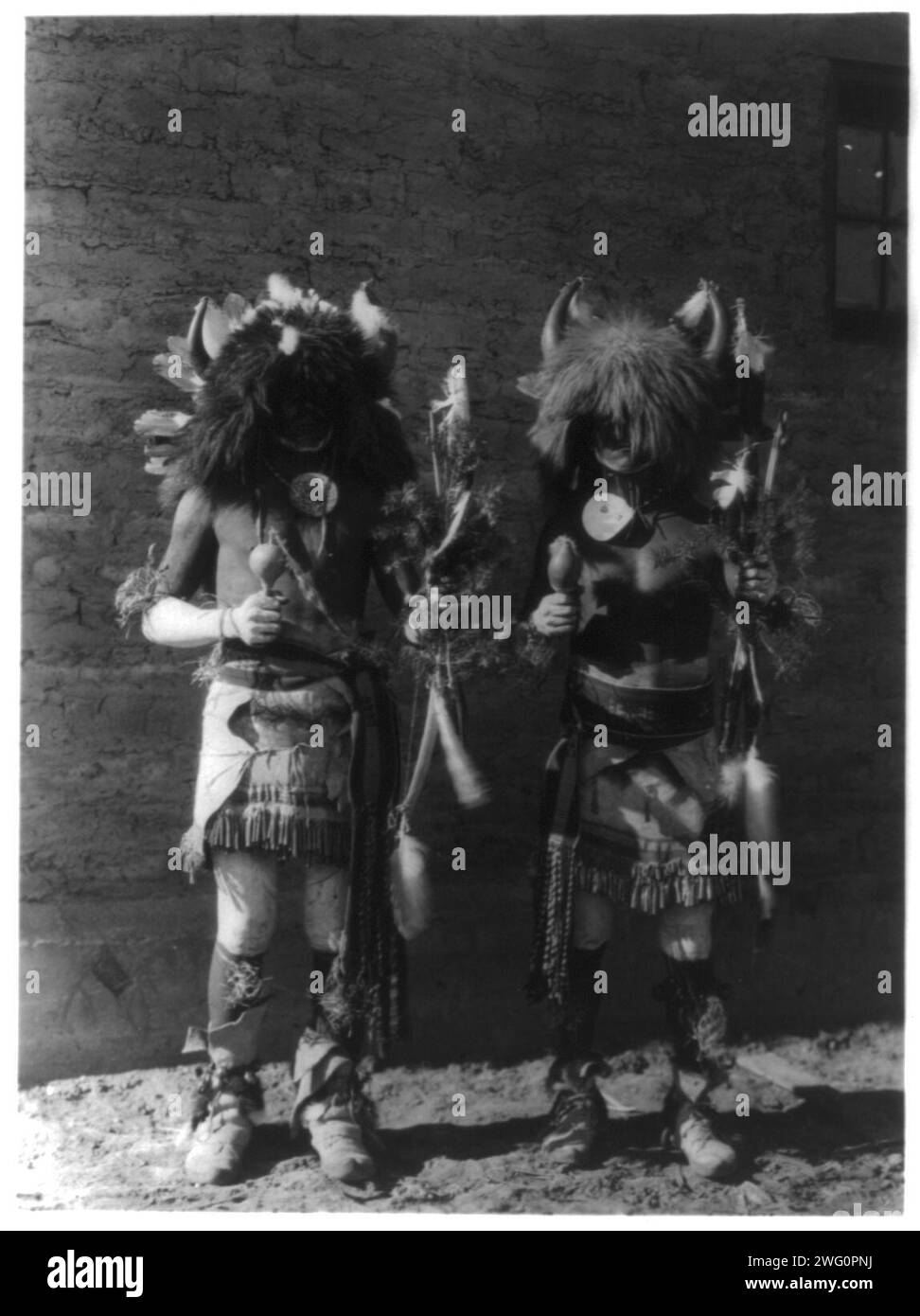 Danseuses de buffle tesuque, c1927. Deux Amérindiens en costumes portant des cornes de buffles. Banque D'Images