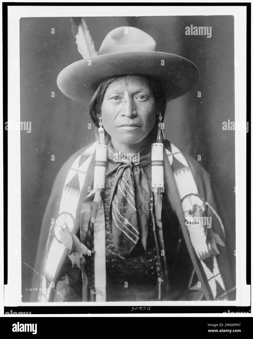 Jicarilla cow-boy, c1905. Portrait en demi-longueur de l'homme Jicarilla. Banque D'Images