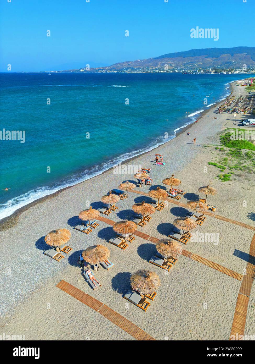 Kos, Grèce. 07.07.2023 Lambi Beach, en regardant vers la ville de Kos. Image aérienne. 7 juillet 2023. Banque D'Images