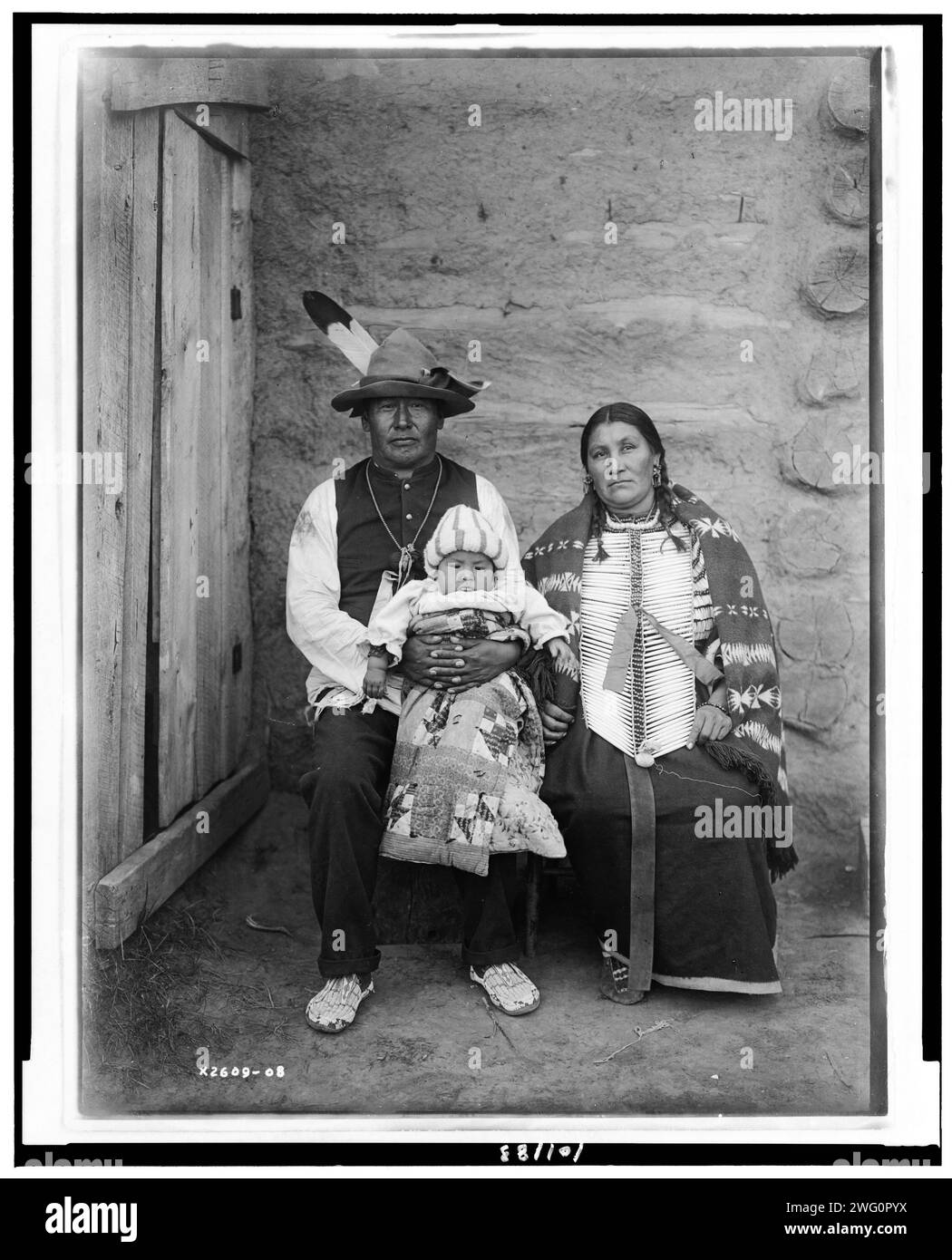 Yellow Bone Woman, 1908, c1908. Famille indienne : femme et homme en robe indigène tenant bébé. Banque D'Images