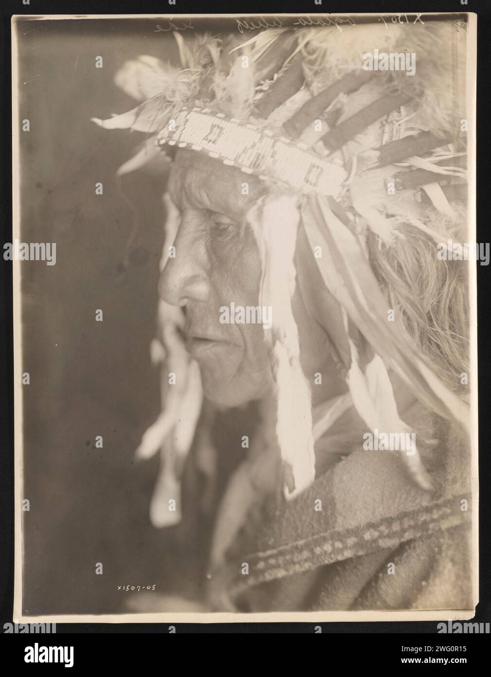 Chef Ogalala, 1905. La photographie montre un chef d'Ogalala, portant une coiffe, un portrait de tête et d'épaules, profil orienté vers la gauche. Banque D'Images